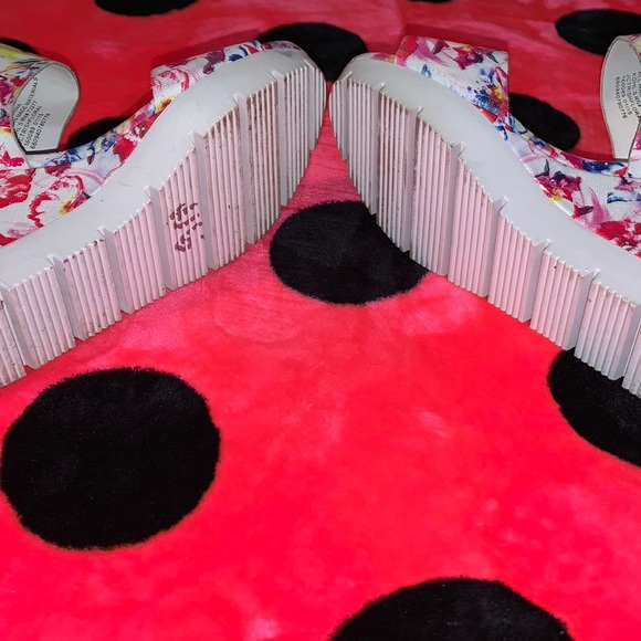 JUICY COUTURE PLATFORM STRAPPY HEELS - Picture 5 of 5